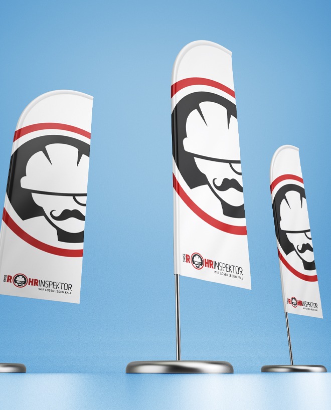 Drei Beachflags versetzt angeordnet vor hellblauen Hintergrund der Firma swiss Rohrinspektor.