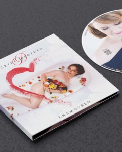 Saengerin Doerthe Drothen Album Enamoured mit rotem Herz auf dem Cover. CD Cover liegend auf anthrazitfarbenem Ledermusteruntergrund.