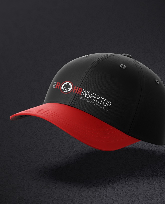 Firmenkleidung, Cap in schwarz und rotem Schirm mit Logoaufdruck der Firma swiss Rohrinspektor.