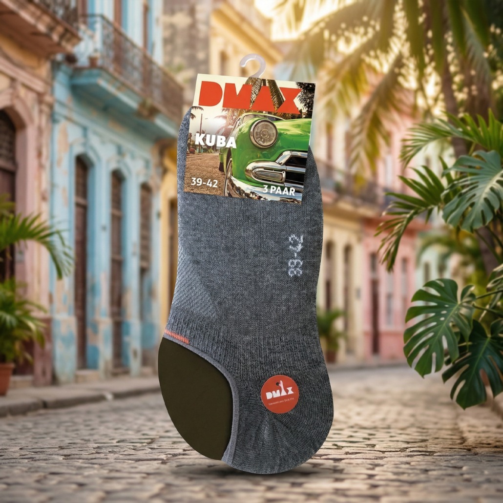 Produktfotografie eines Sockenpaares/Füßlinge stehend fotografiert auf einer grob gepflasterten Strasse, mit bunten alten Häusern in Kuba.