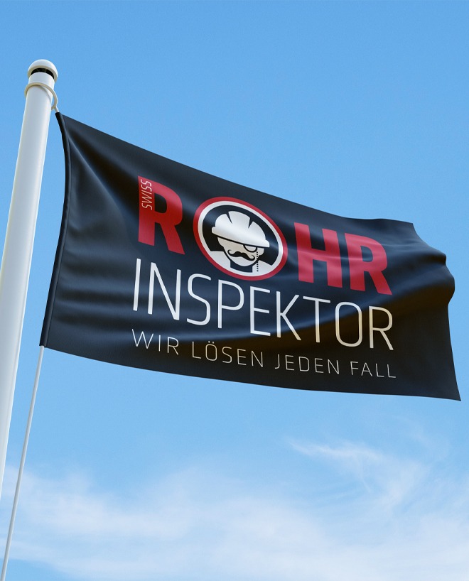 Wehende Fahne vor hellblauen Himmel der Firma swiss Rohrinspektor.
