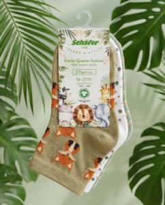 Produktfotografie hängender Kinder QuarterKurzschaft Socken mit süßem Tier-Motiven. Etikett mit Zebra, Nielpferd, Löwe, Elefant, Giraffe und Palmenblättern als Motiv.