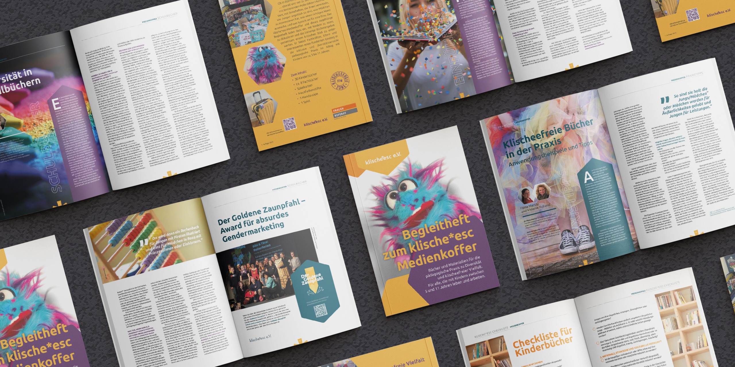 Mehrere aufgeklappte Broschueren des Medienkoffer Begleithefts zum klische*esc Medienkoffer. Neben der Titelseite des Begleithefte sind mehrere Seiten sichtbar zu den Themen: Der Goldene Zaunpfahl – der Award für absurdes Gendermarketing, Klischeefreie Buecher ind er Praxis, Checkliste fuer Kinderbuecher und mehr.
