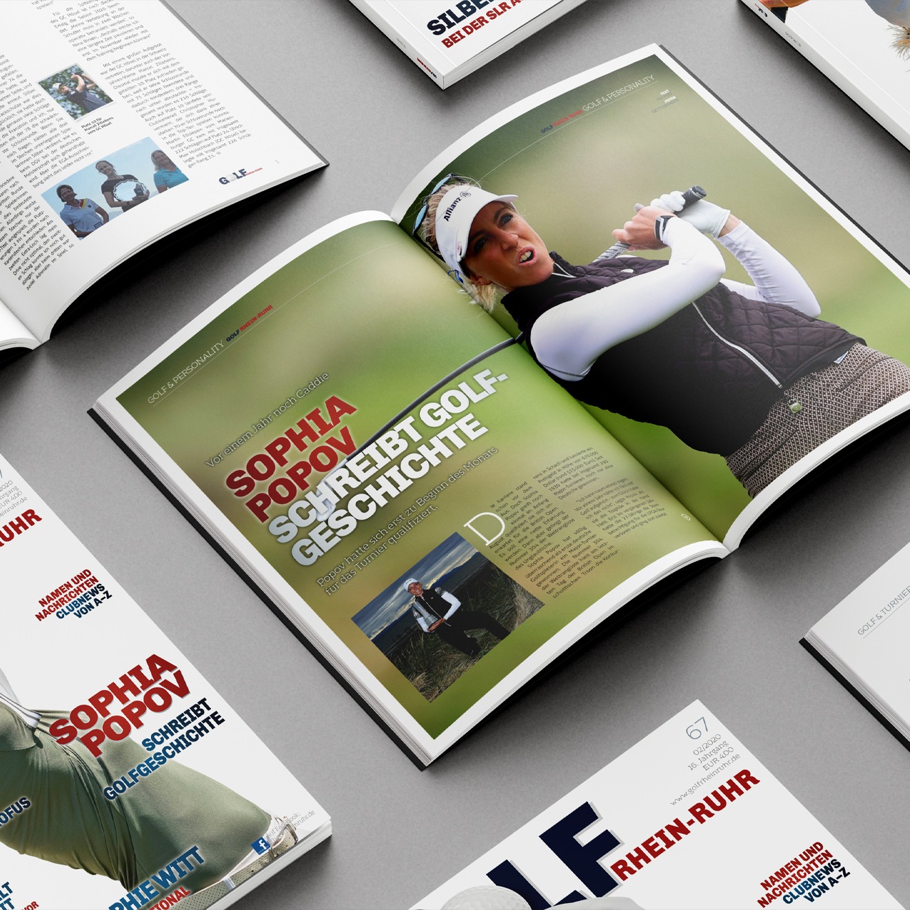 Offenes Magazine der Sportzeitschrift Golf Rhein-Ruhr aus dem Jahr 2020 liegend auf einem hellgrauen Untergrund. Zu sehen ist der Artikel der Golfspielerin auf der Titelseite. Mit dem Titel: Sophia Popov schreibt Golfgeschichte, Daneben siend im Anschnitt des Bildes noch weiter Ecken der Seiten des Heftes zu sehen.