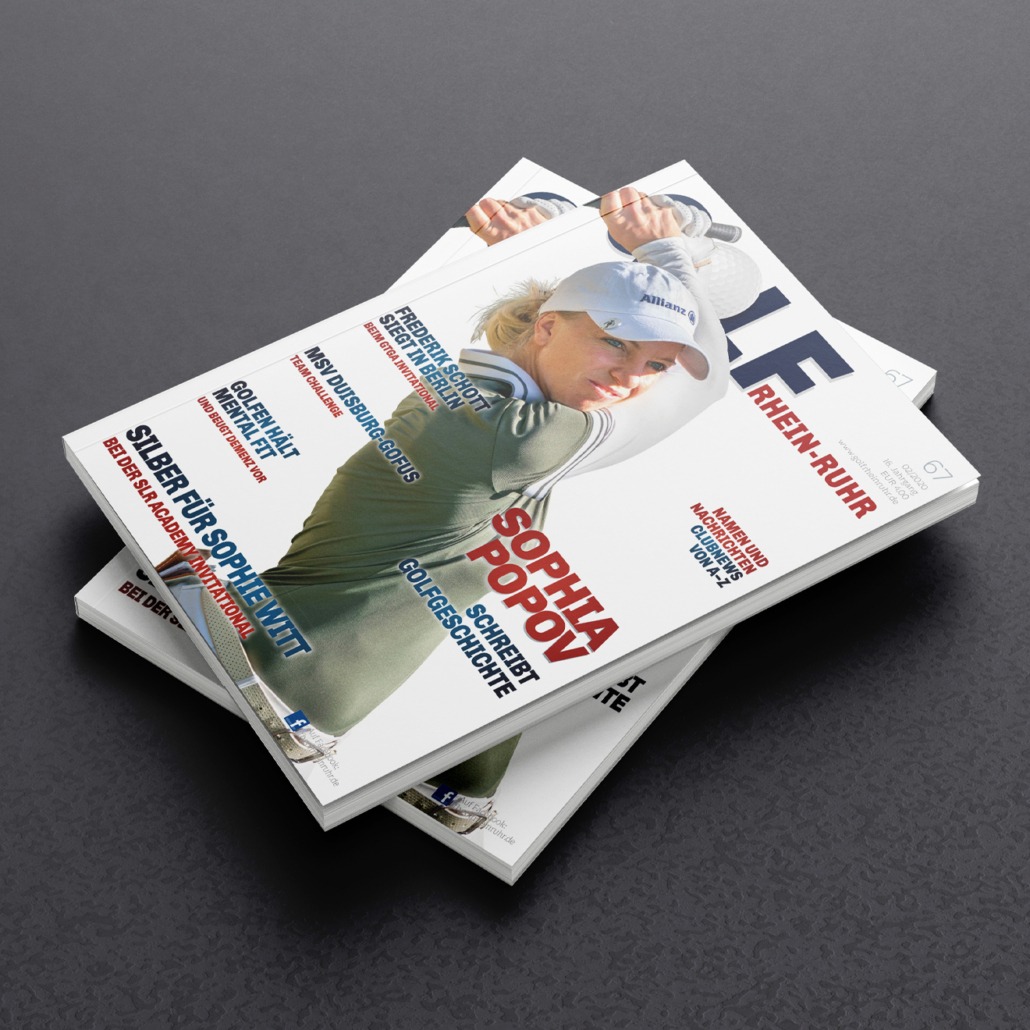 Zwei aufeinanderliegend gestapelte Magazine der Sportzeitschrift Golf Rhein-Ruhr aus dem Jahr 2020 liegend auf einem grauen Untergrund.