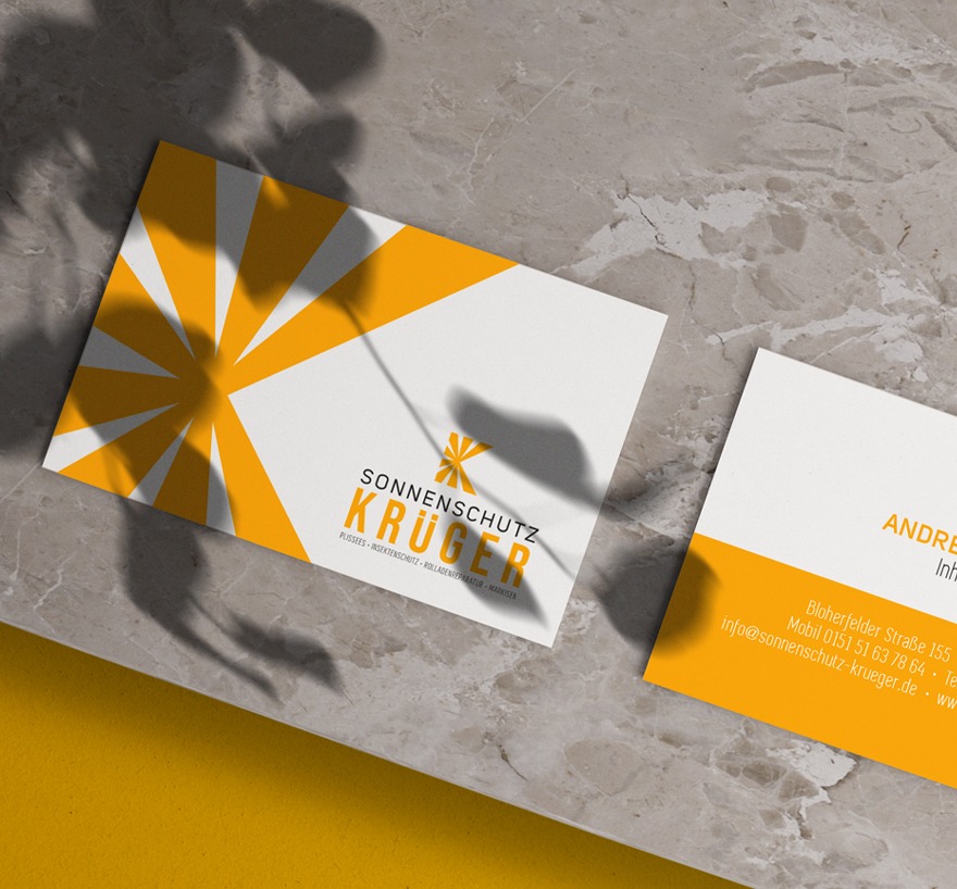 Visitenkarten auf Steinuntergrund mit Schatten.